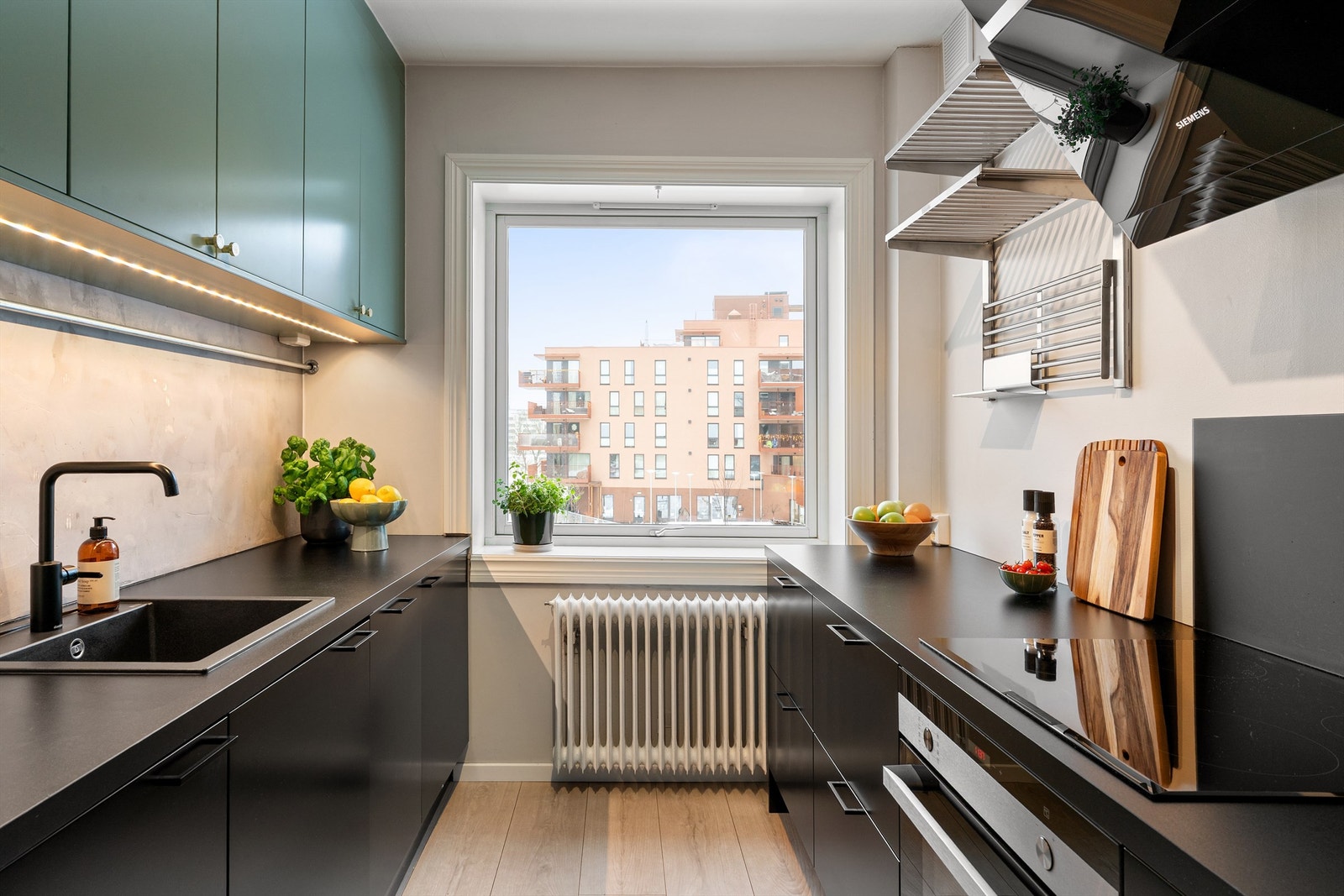 Innredningen har glatte fronter og en slitesterk laminatbenkeplate. Galleribilde