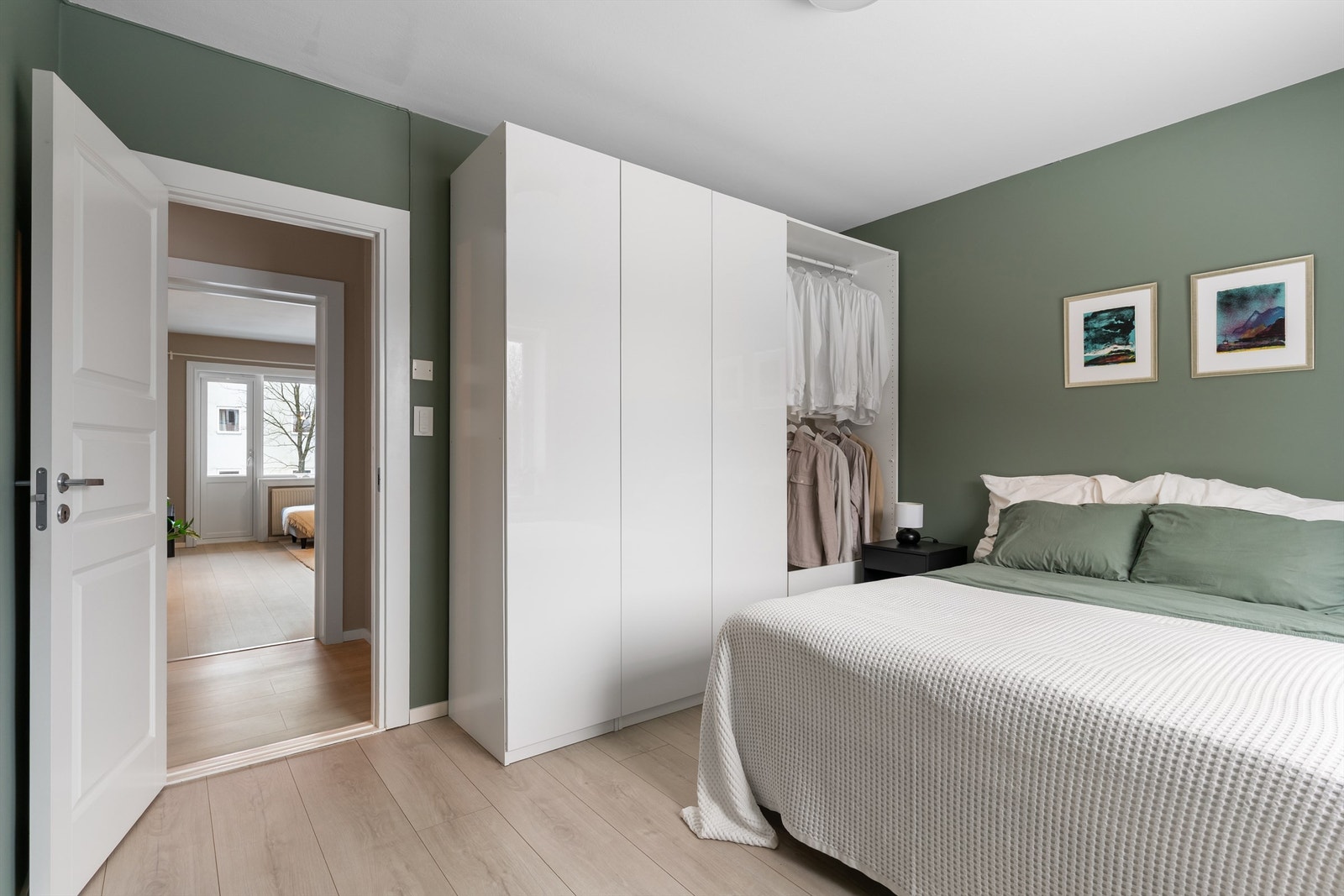 Rommet er utstyrt med en romslig garderobeløsning som gir rikelig med oppbevaringsplass. Galleribilde