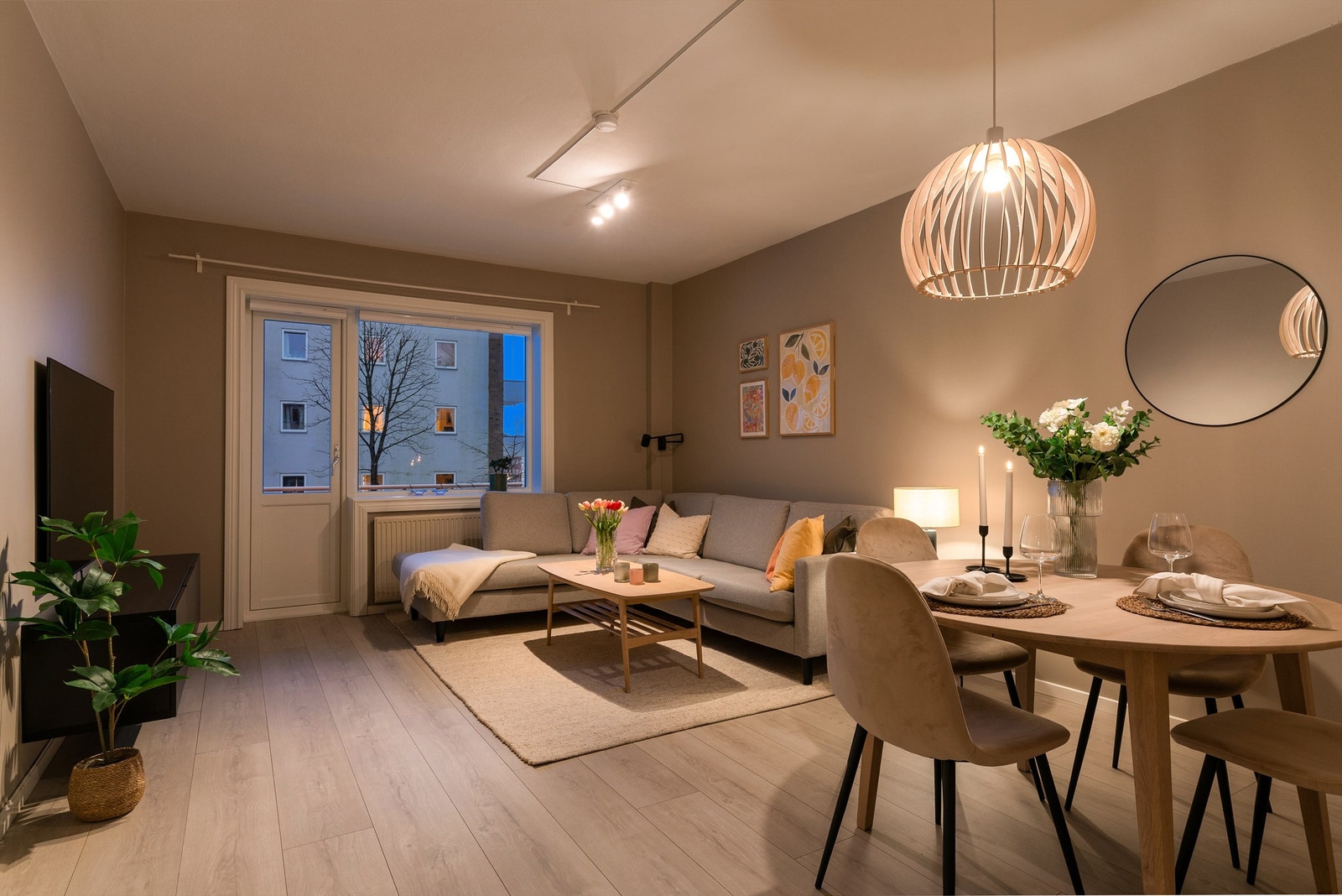 I stuen er det installert en moderne Philips Hue taklampe for smart belysning. Galleribilde