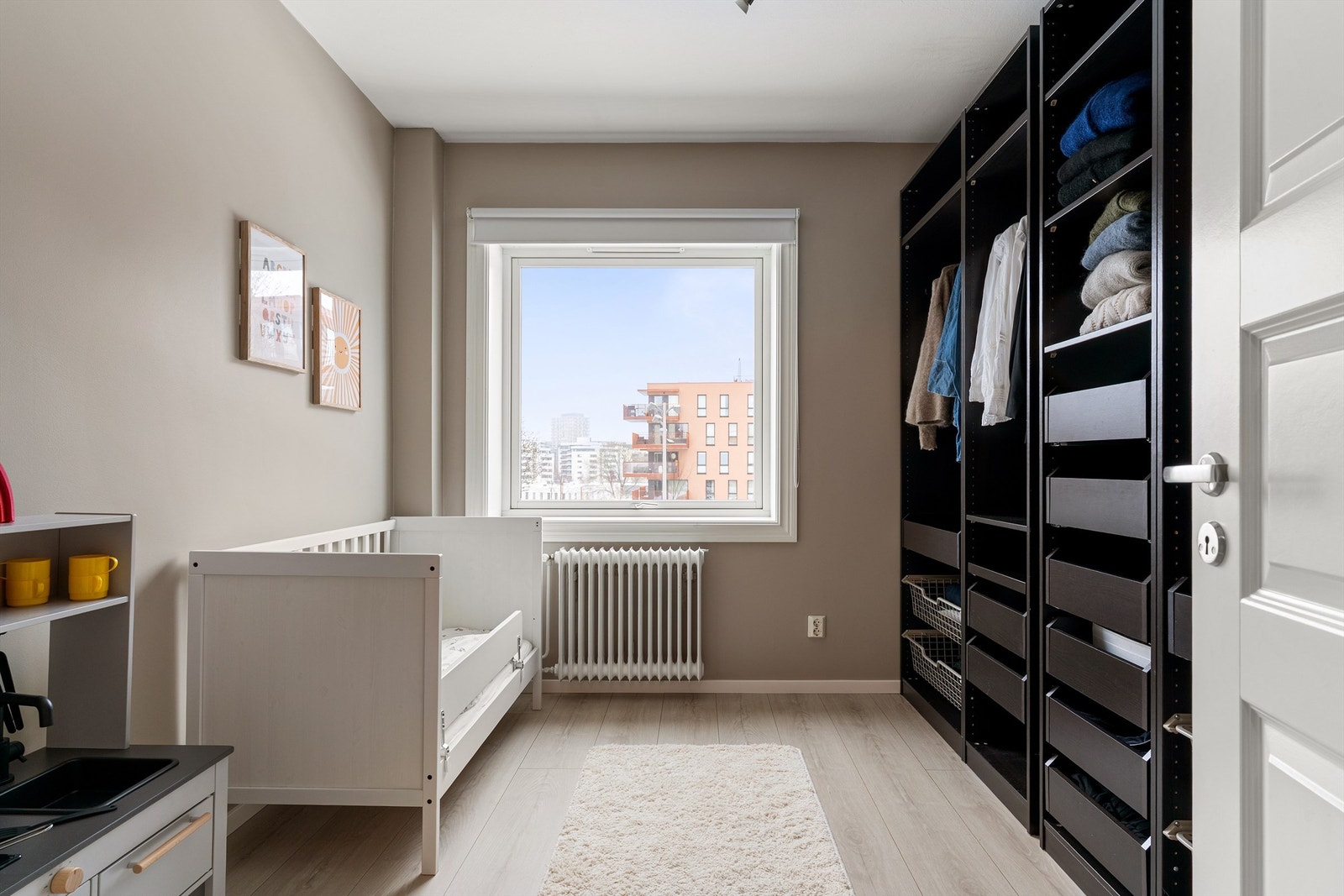 Her er det god plass til seng, pult eller annet ønskelig møblement. Galleribilde