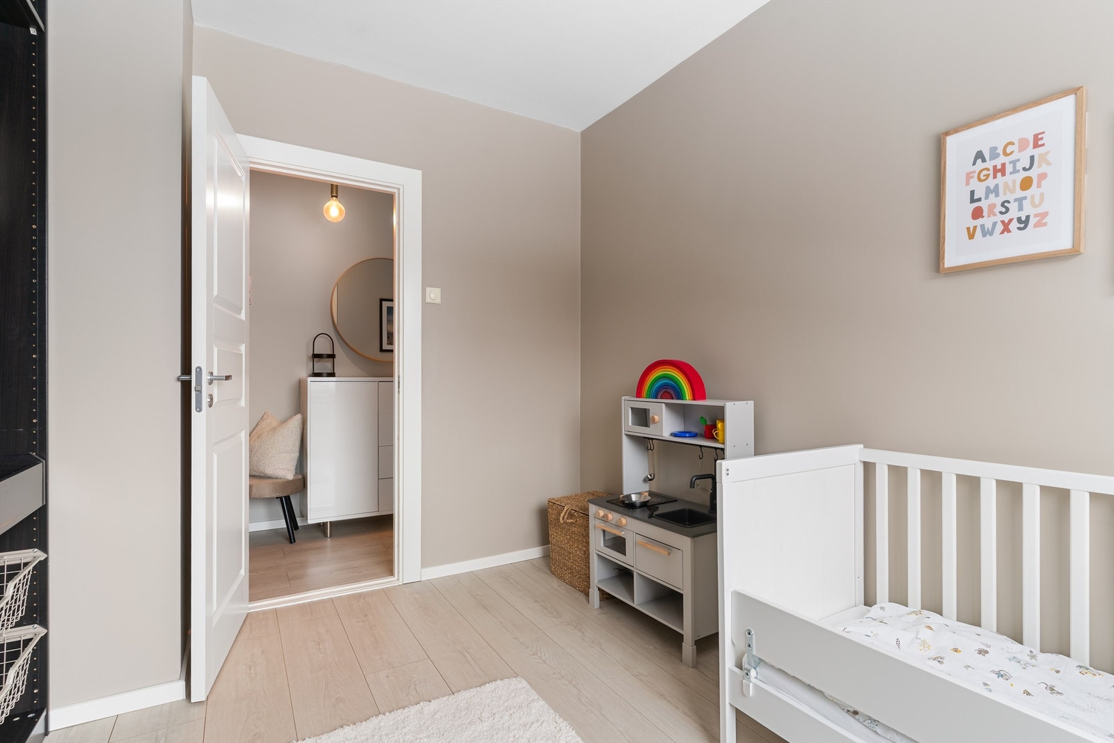 Rommet har en praktisk størrelse og er enkelt å møblere etter behov. Galleribilde