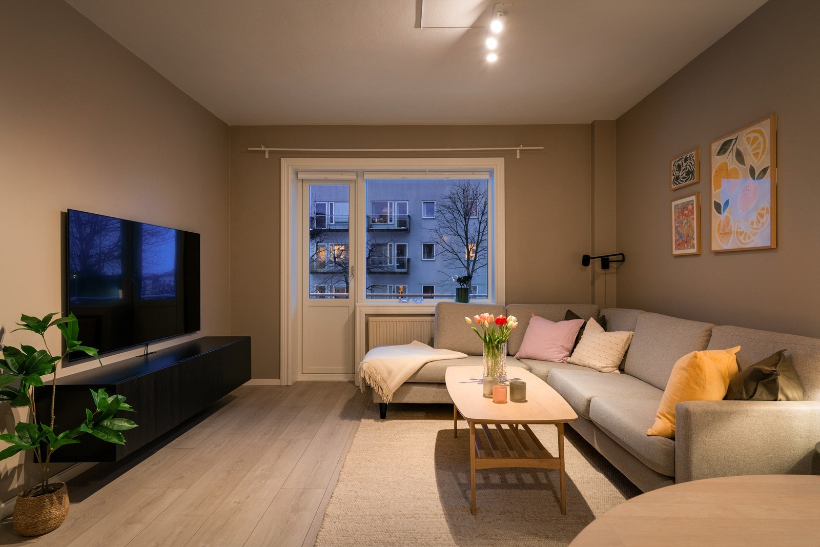 Fra stuen er det videre adkomst ut til balkongen. Galleribilde