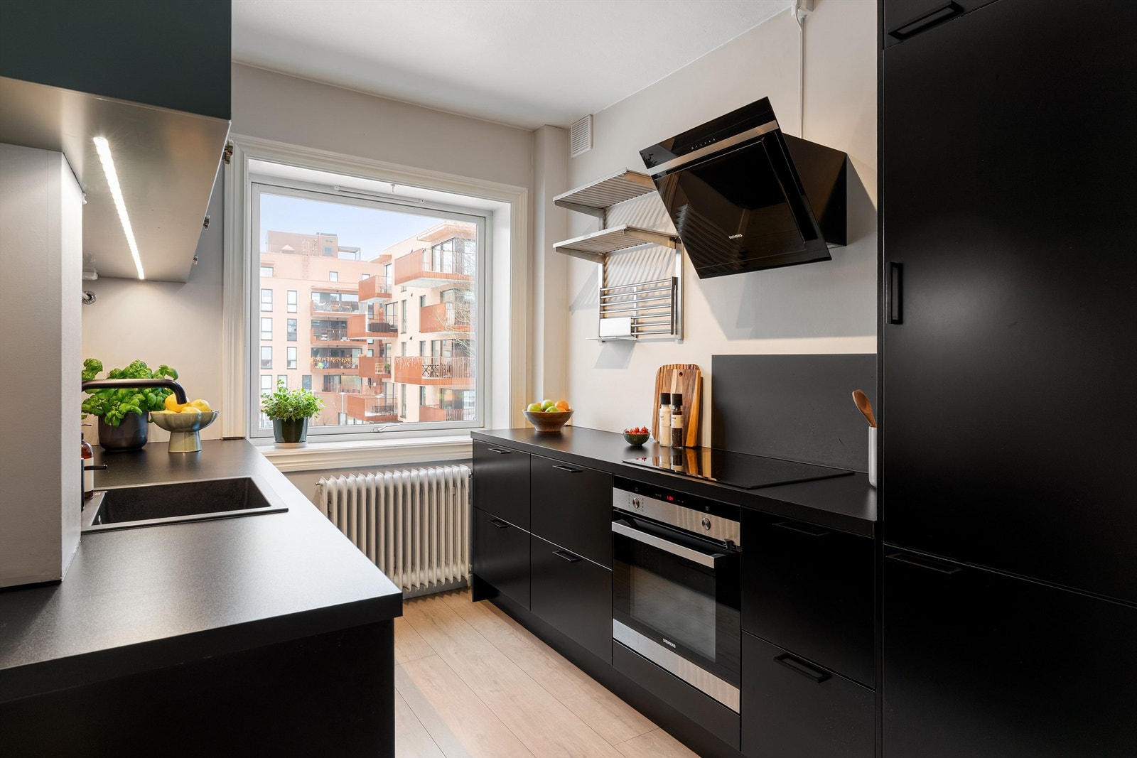 Kjøkkenet ble modernisert i 2021 med en funksjonell Epoq-innredning. Galleribilde