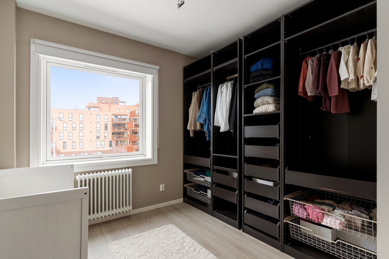 Også dette rommet har en stor garderobeløsning med god lagringskapasitet. Galleribilde