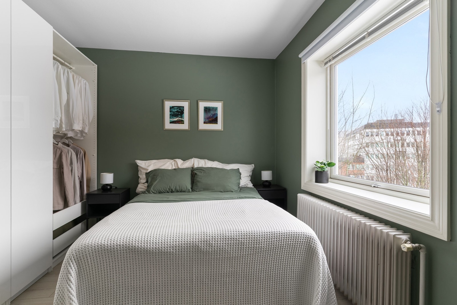 I likhet med stue og kjøkken har hovedsoverommet fått installert en Philips Hue taklampe. Galleribilde