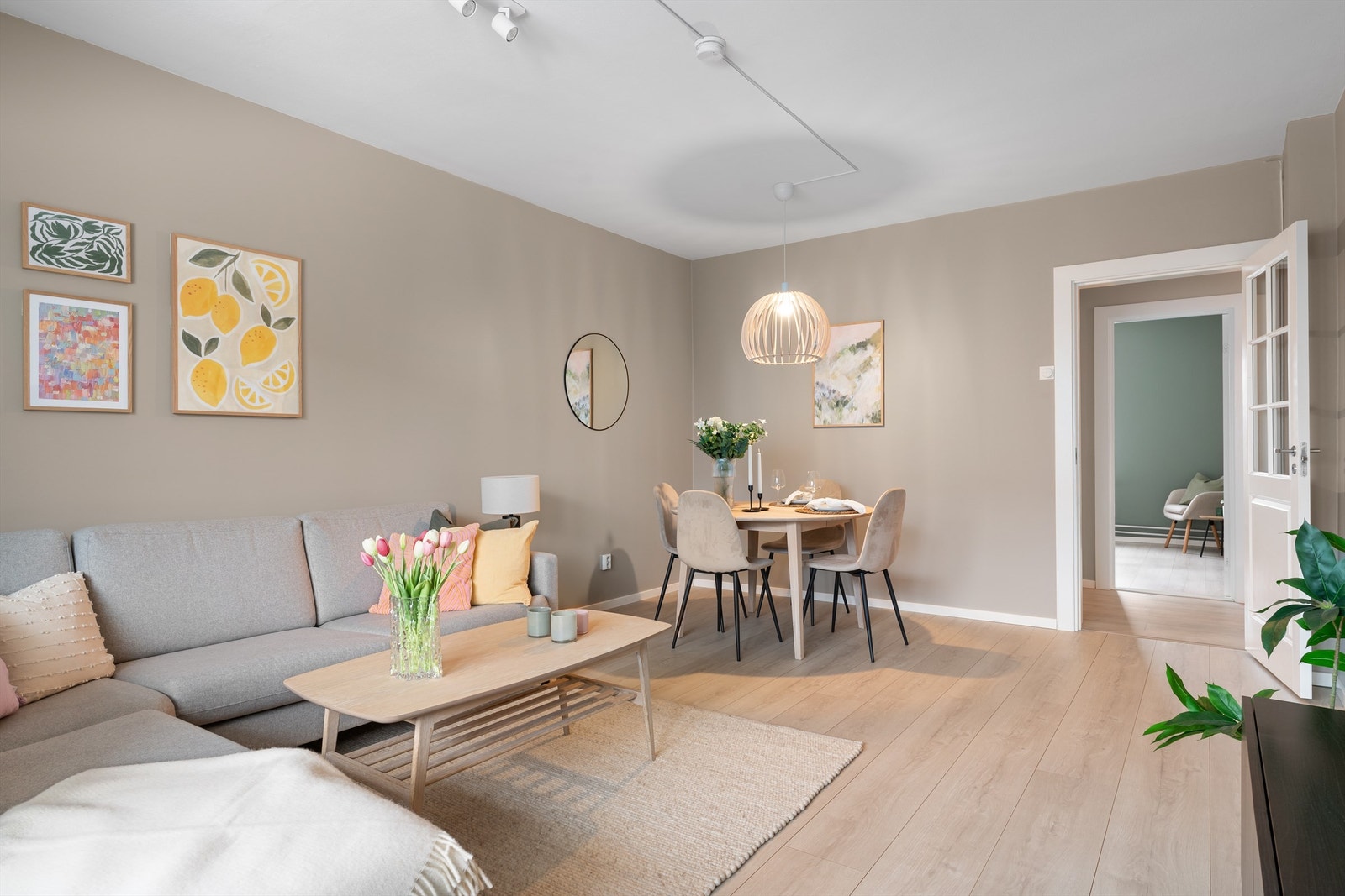 Rommet har god plass til både sofagruppe og en egen spiseplass. Galleribilde