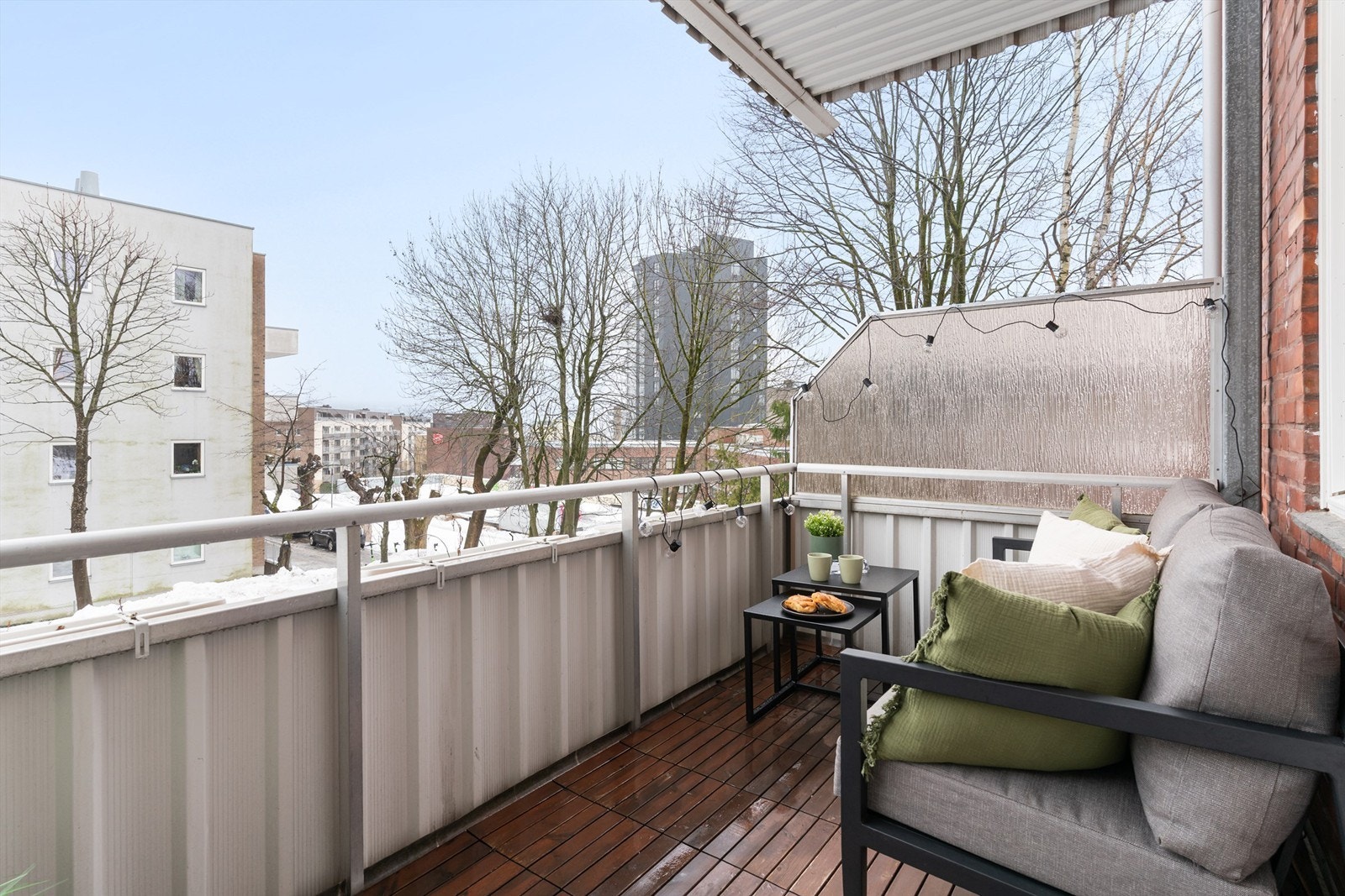 Balkongen er en privat uteplass som vender mot rolige omgivelser. På balkongen er det tillatt med både elektrisk- og gassgrill. Galleribilde