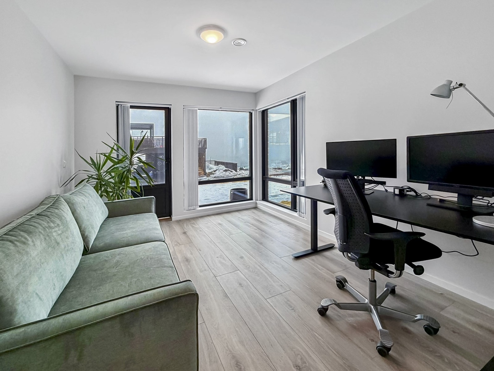 Soverom i 1. etasje med utgang til den markterrassen og den fine hagen. Galleribilde