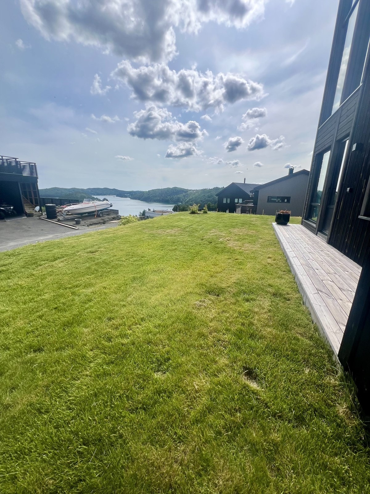 Sommerbilde av plen og markterrasse. Galleribilde