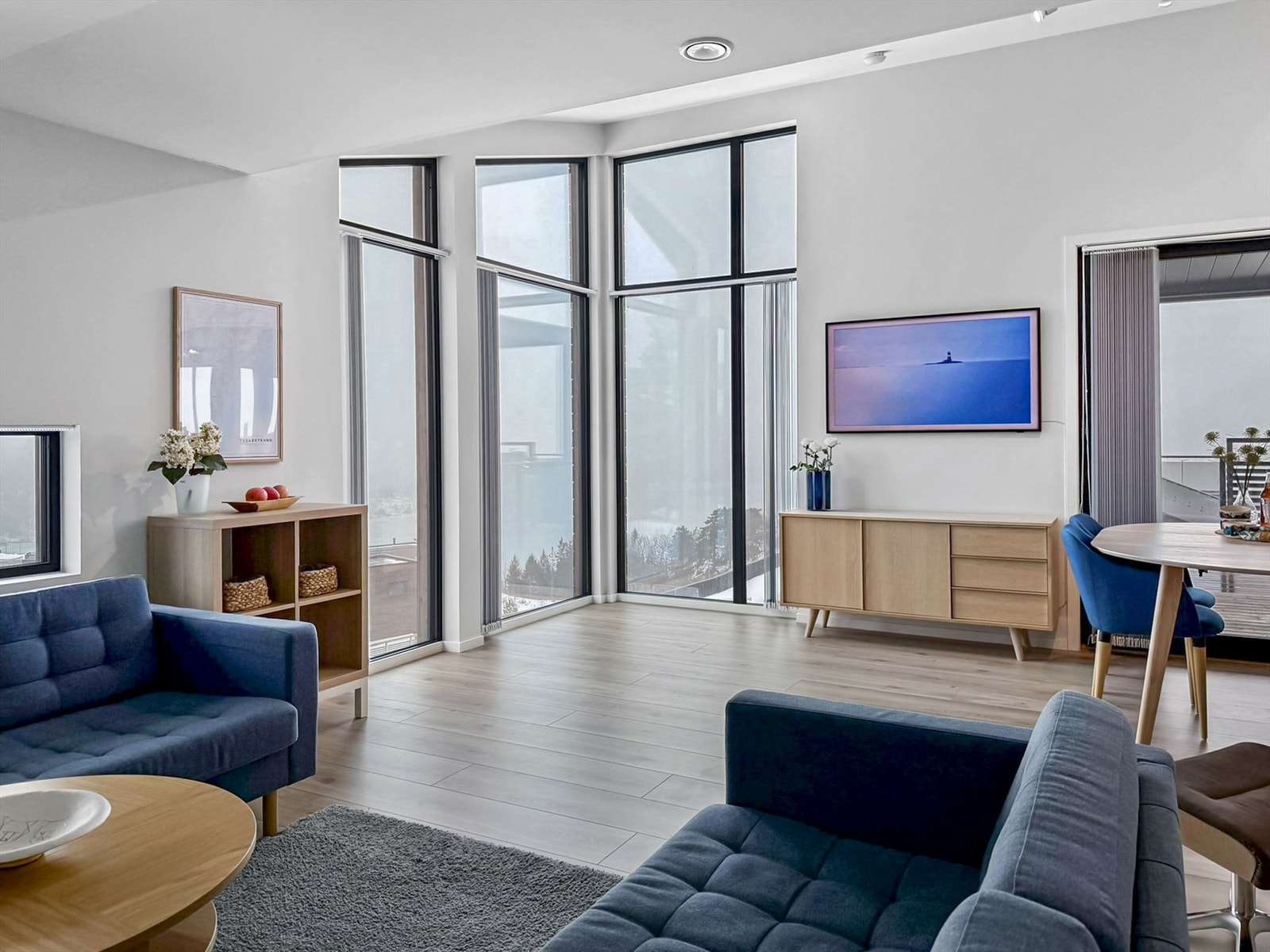 Nydelig stue med god takhøyde og utsikt til Tvedestrandsfjorden. Galleribilde