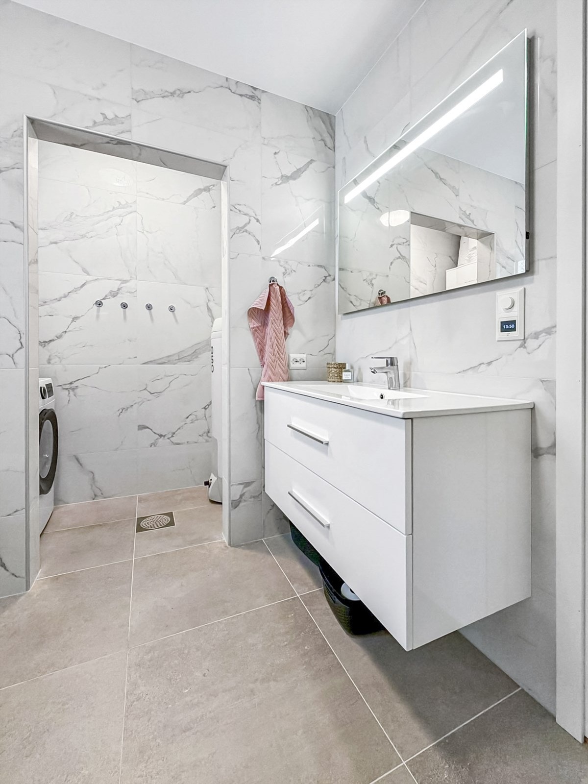 På badet er det egen avdeling til vaskemaskin og varmtvannstank. Galleribilde