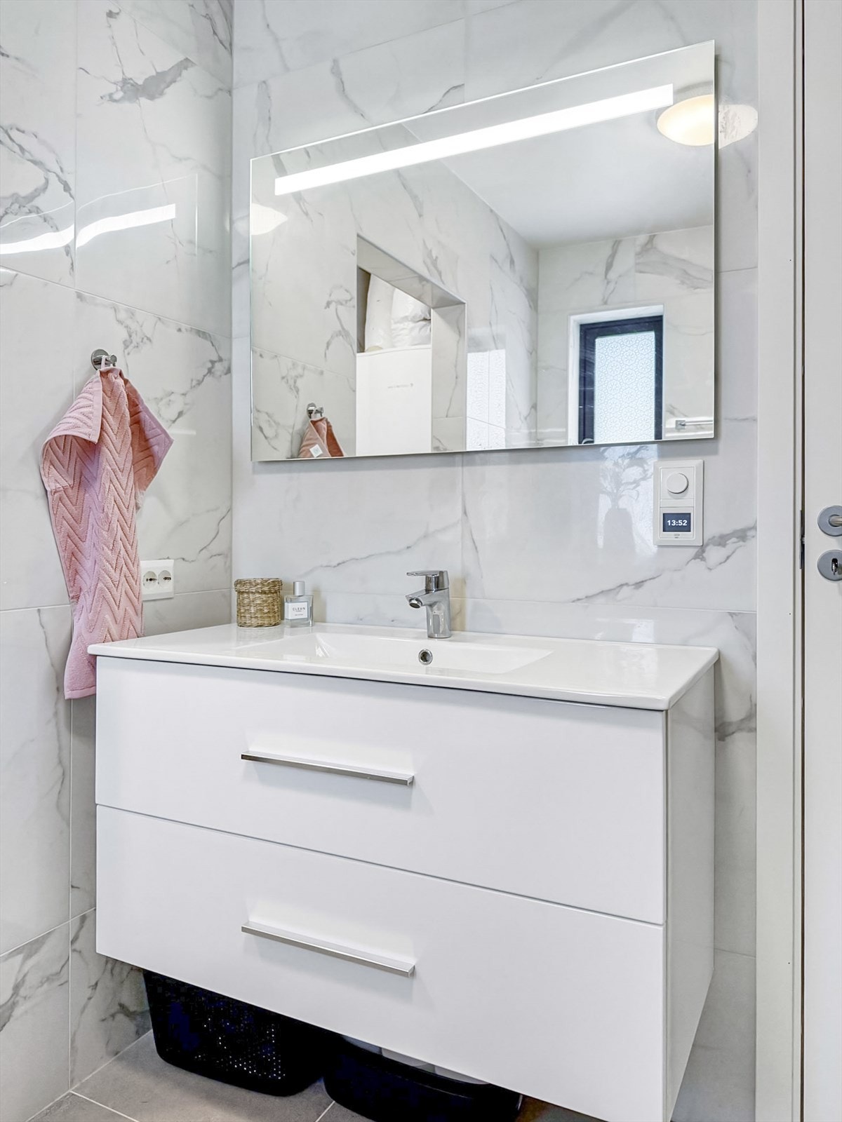 Termostater og diverse lysstyring, samt varmepumpe kan styres fra app (Plejd - Smarthus). Galleribilde