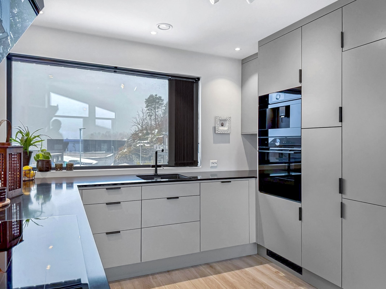 Kjøkkenet er fra Epoq med slette fronter og praktiske løsninger. Galleribilde