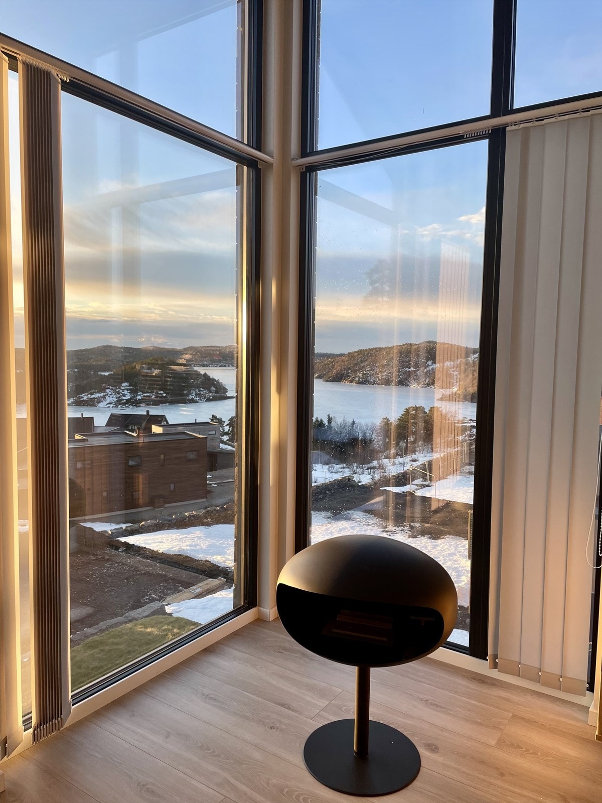 Det er montert solskjerming i de fleste vinduer som medfølger i handelen. Galleribilde