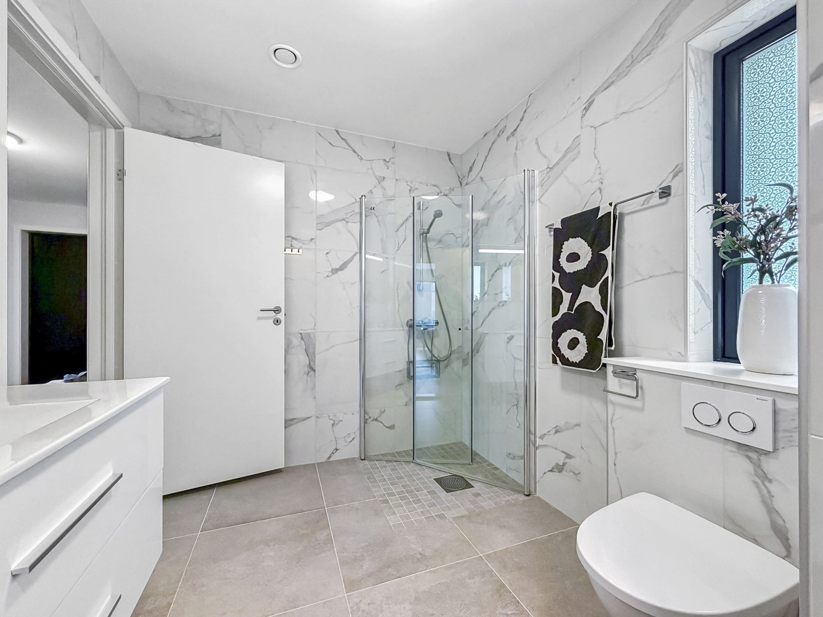 Råflott baderom med marmorimitasjon på vegger. Varmekabler i gulv. Galleribilde