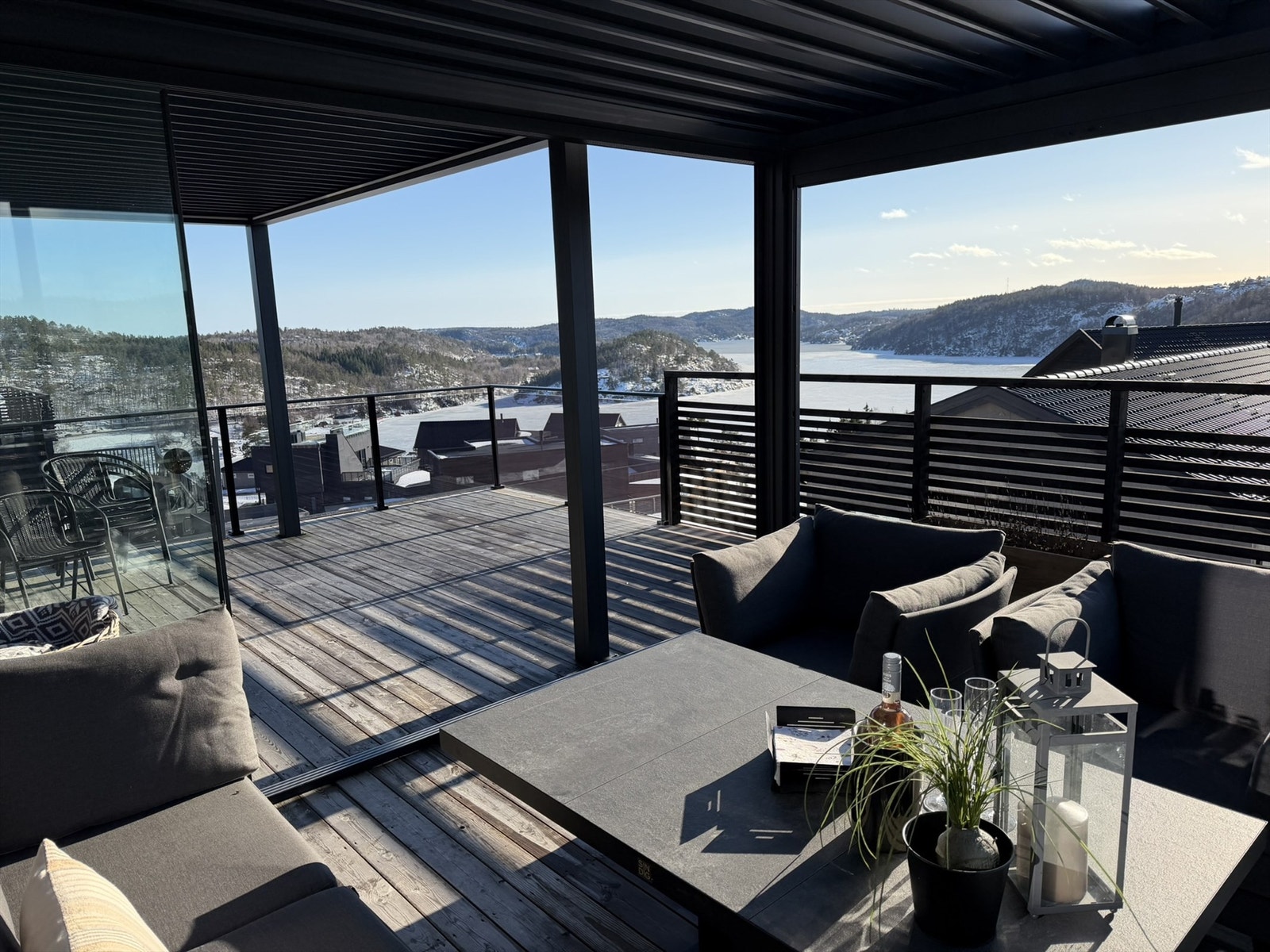 Man kan se havet også i klarvær fra takterrassen. Galleribilde