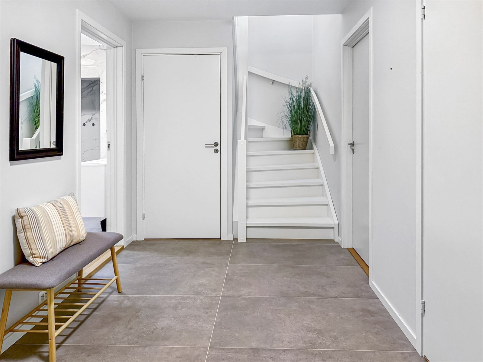 Under trappen er det en praktisk bod. Galleribilde