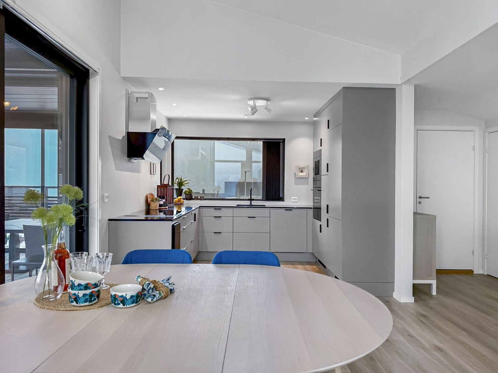 Lekkert, påkostet kjøkken med benkeplate i sort kvarts/kompositt, vinskap, integrert kaffemaskin og ellers full pakke med hvitevarer (Bosch). Galleribilde