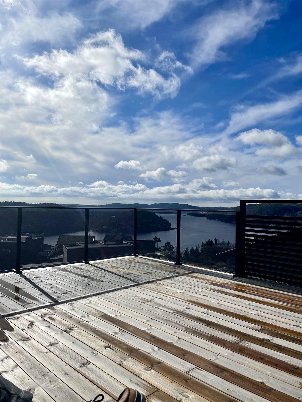 Glassrekkverk mot utsikten på den store takterrassen. Galleribilde