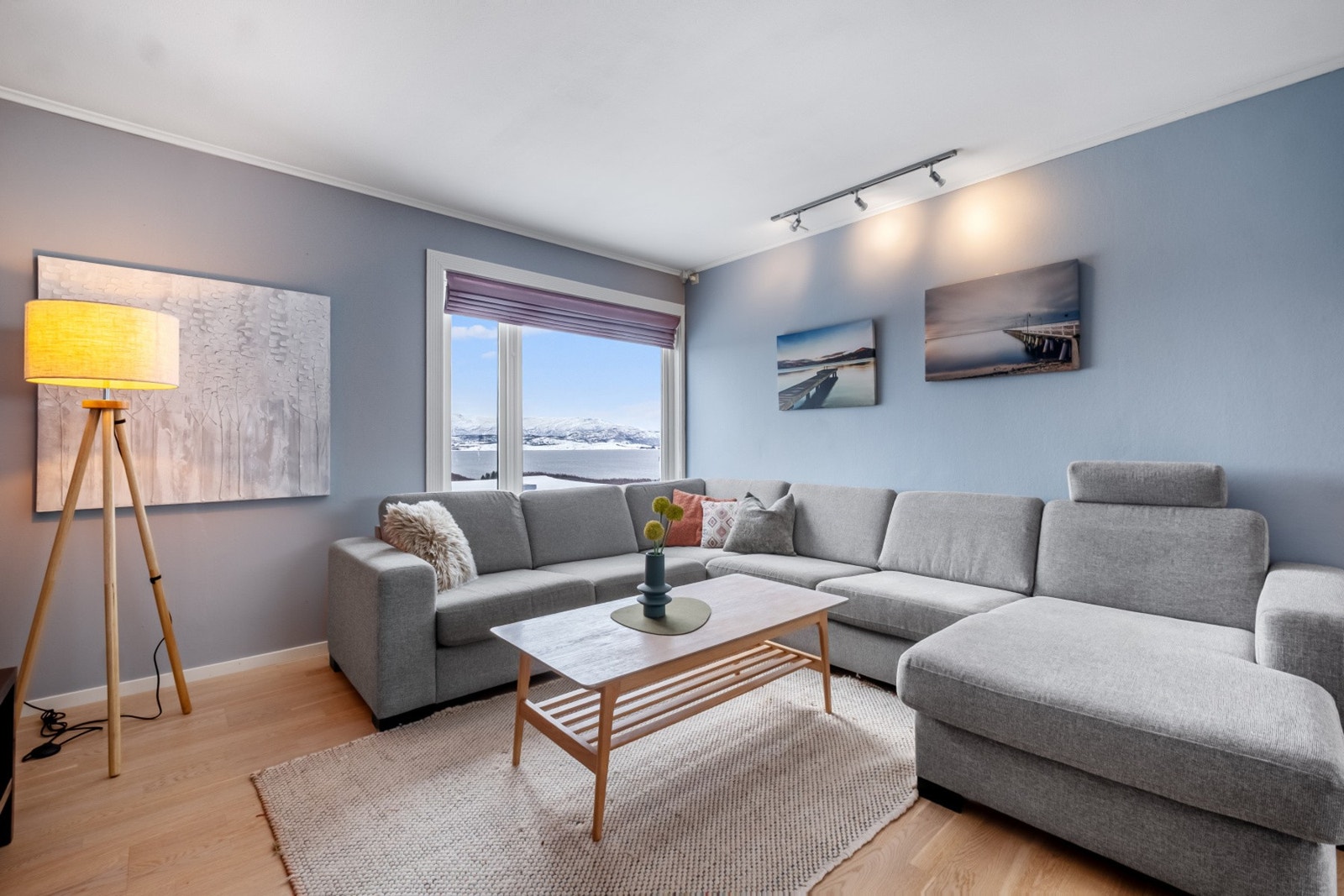 Fra hovedstuen er det nydelig utsikt mot Børvasstindene. Galleribilde