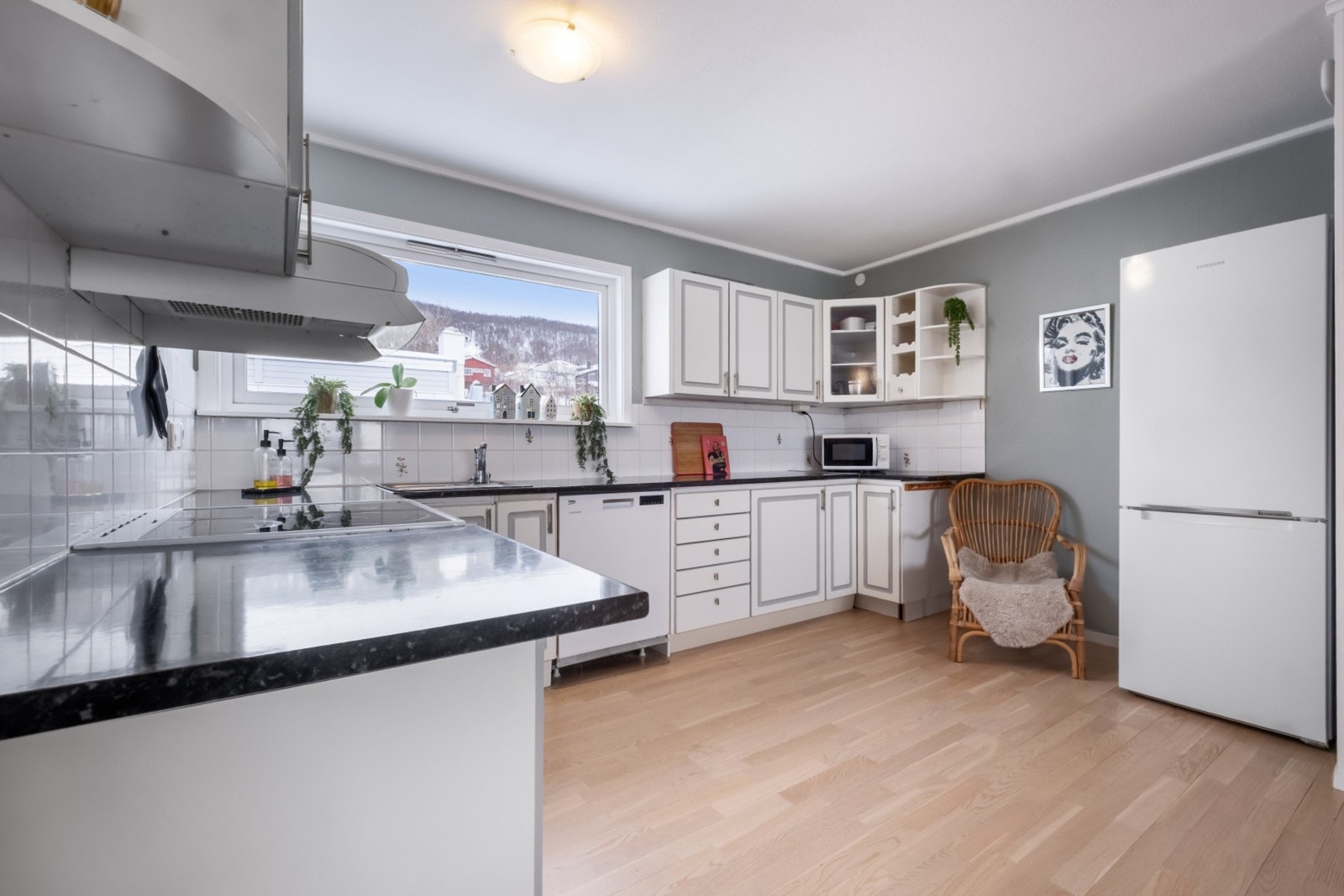 Romslig kjøkken med mye skap og benkeplass. Galleribilde