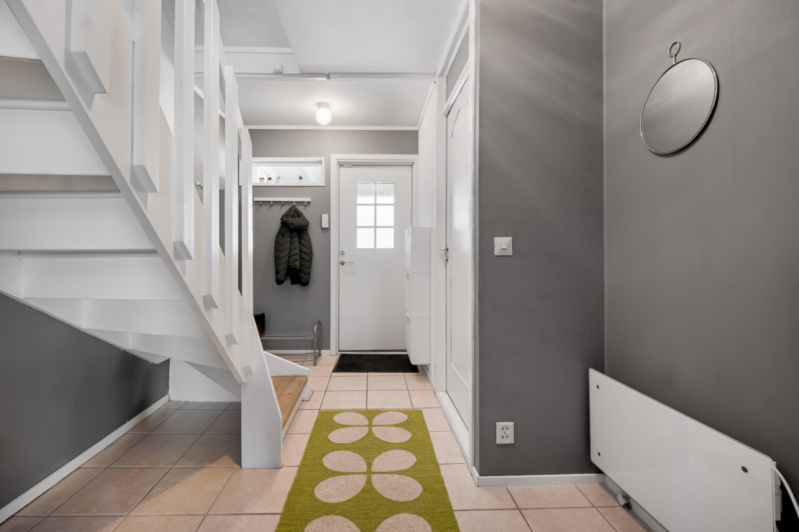 Romslig entré og gang med god plass til yttertøy. Galleribilde