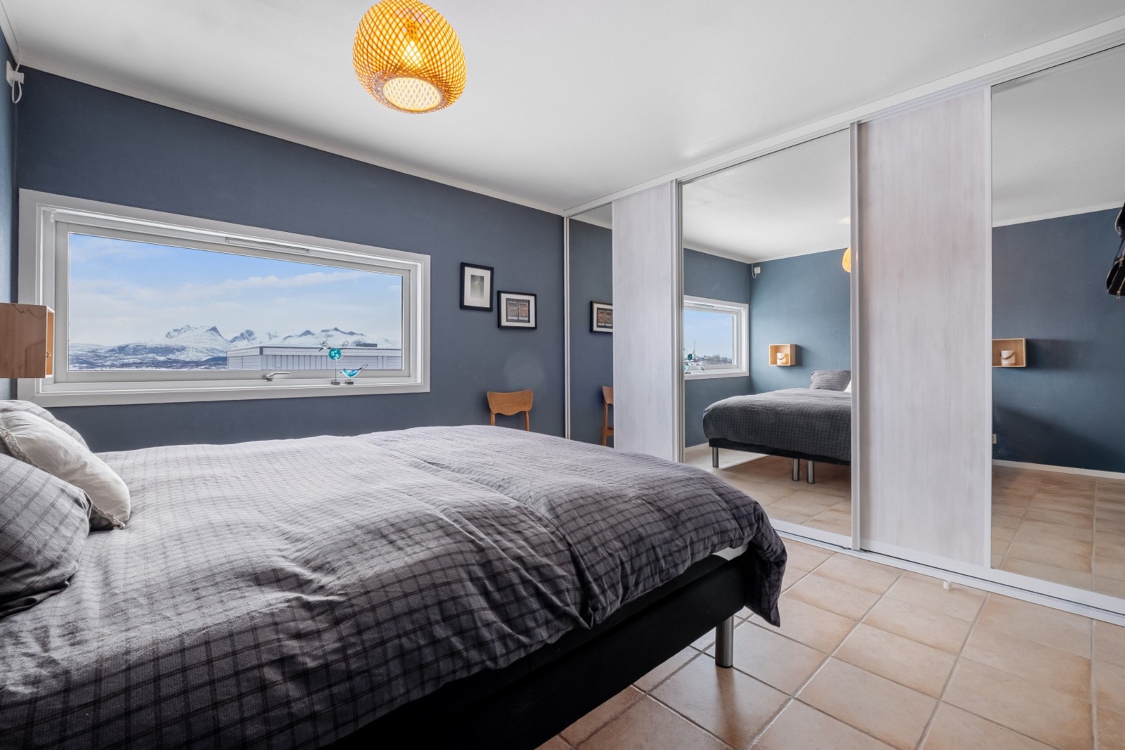 Hovedsoverommet er stort, og har god garderobeløsning. Galleribilde