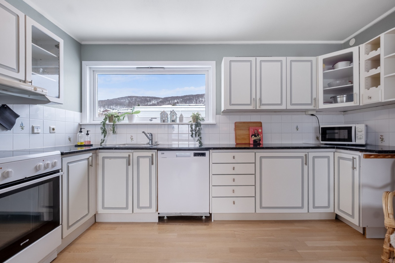 Her er det romslig og godt med skap og benkeplass. Galleribilde