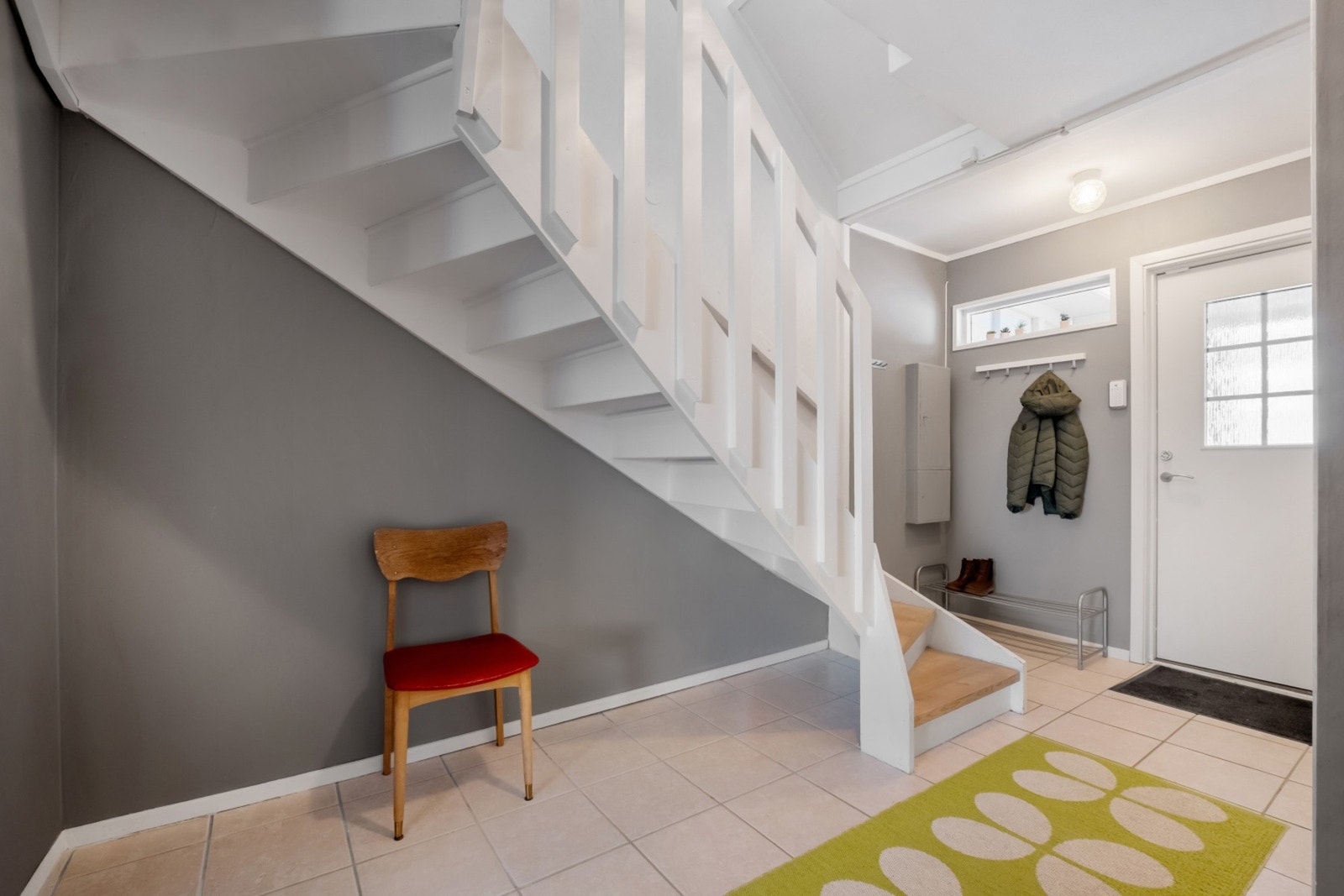 Romslig gang med god plass til f.eks skap, kommode mm. Galleribilde