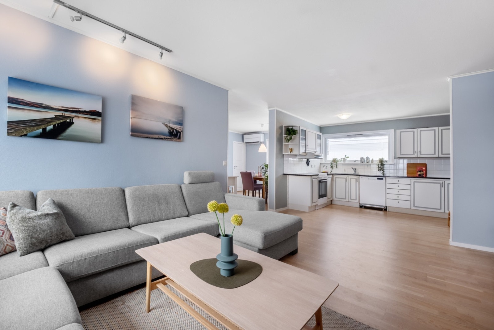 Det er åpen løsning mellom kjøkken og stue. Galleribilde