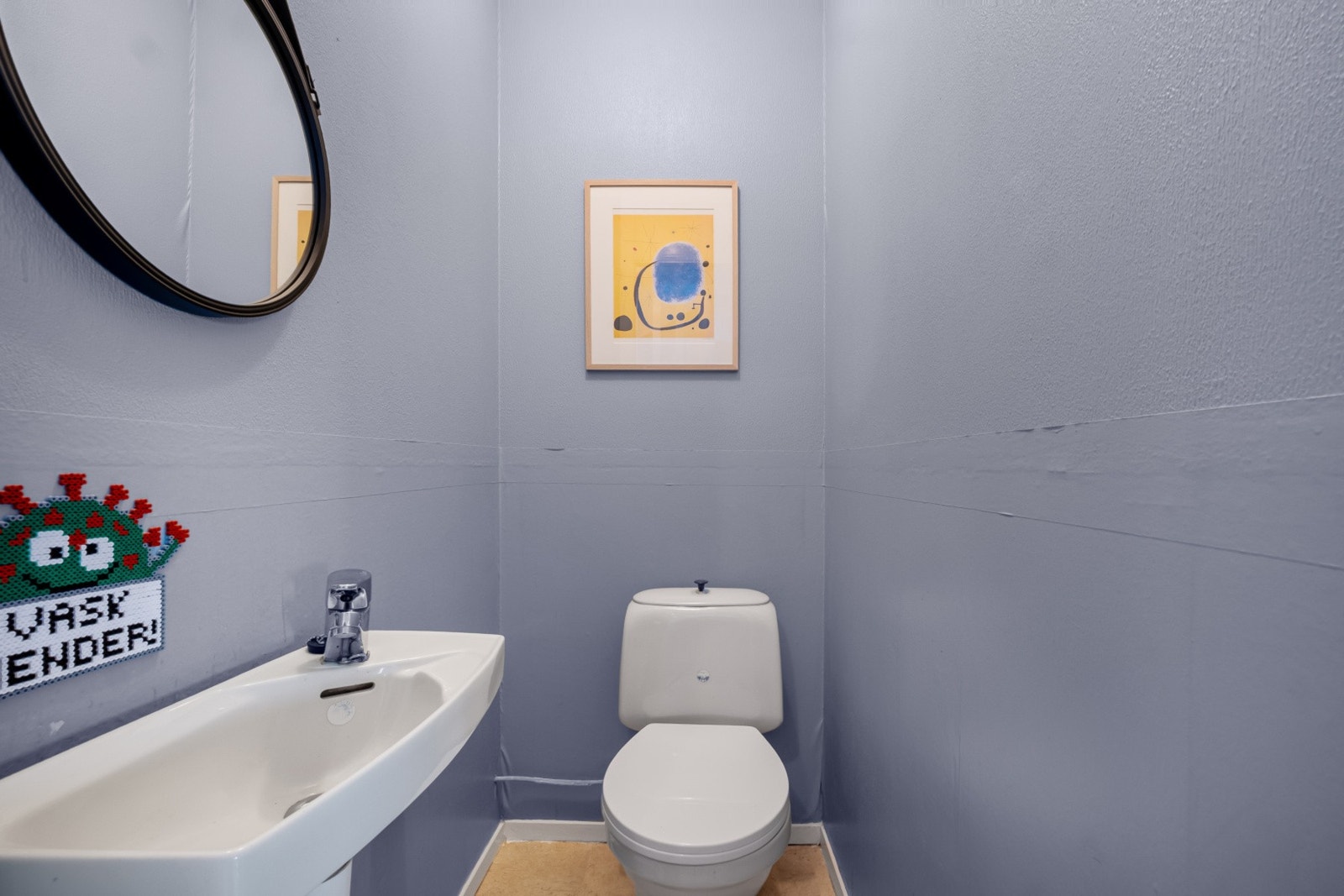 WC-rommet ligger praktisk plassert rett ved badet. Galleribilde