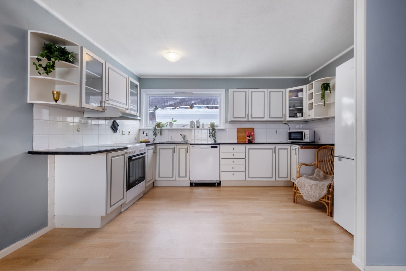 Vindu over innredninng gir ekstra lys til stue og kjøkken. Galleribilde