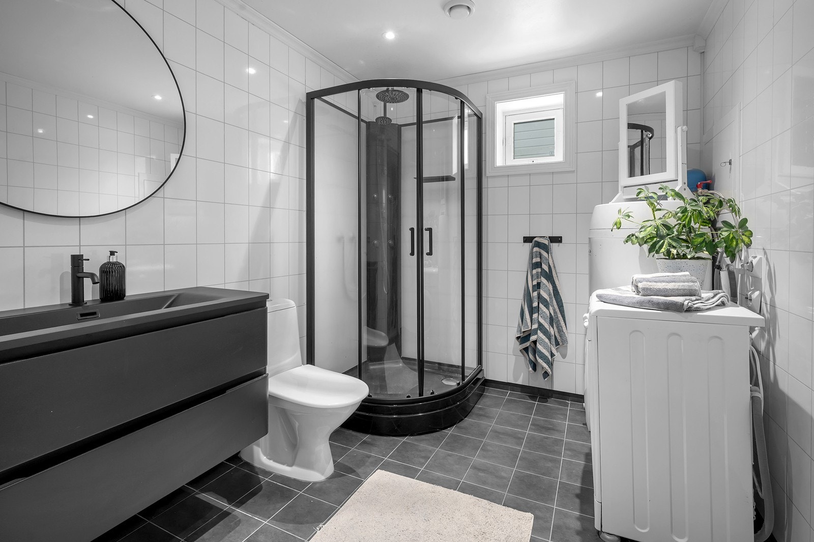 Baderom med opplegg vaskemaskin Galleribilde
