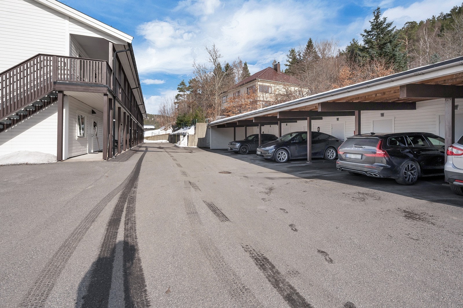 Enkel adkomst til leiligheten. Carport og bod like ved Galleribilde