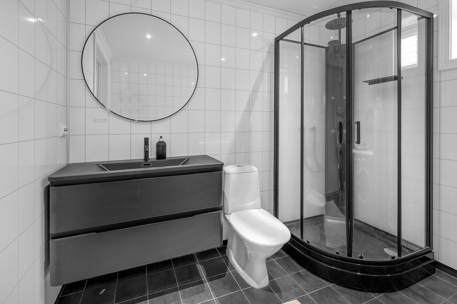 Helstøpt servant med gode skuffer Galleribilde