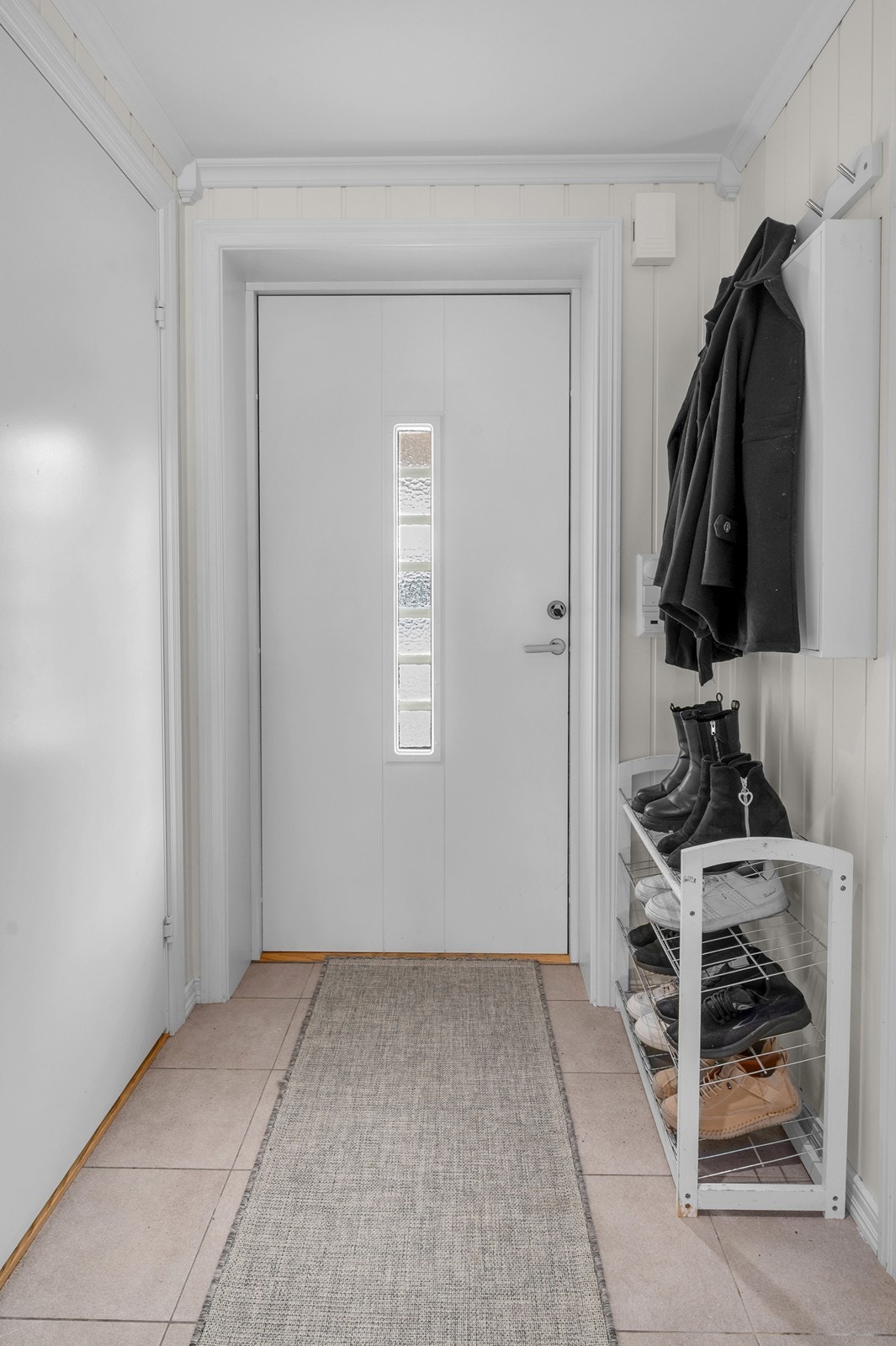 Gang med plass til oppheng av klær og sko Galleribilde