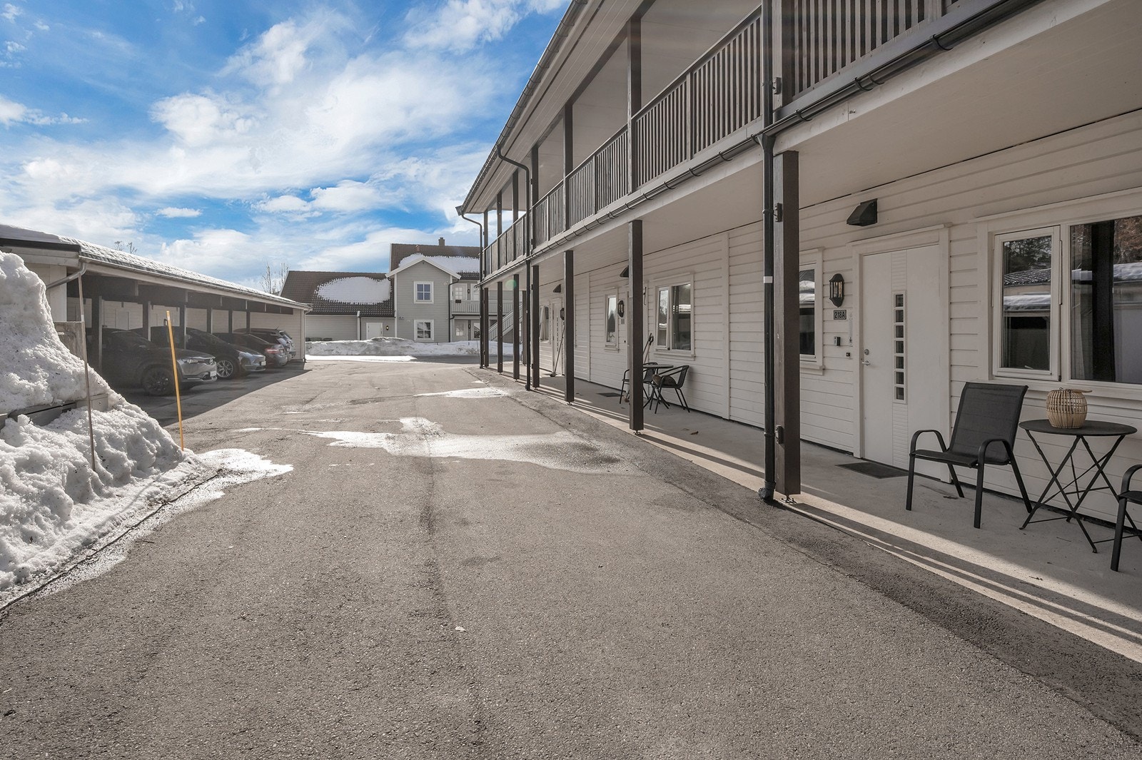 Praktisk med asfaltert tomt Galleribilde
