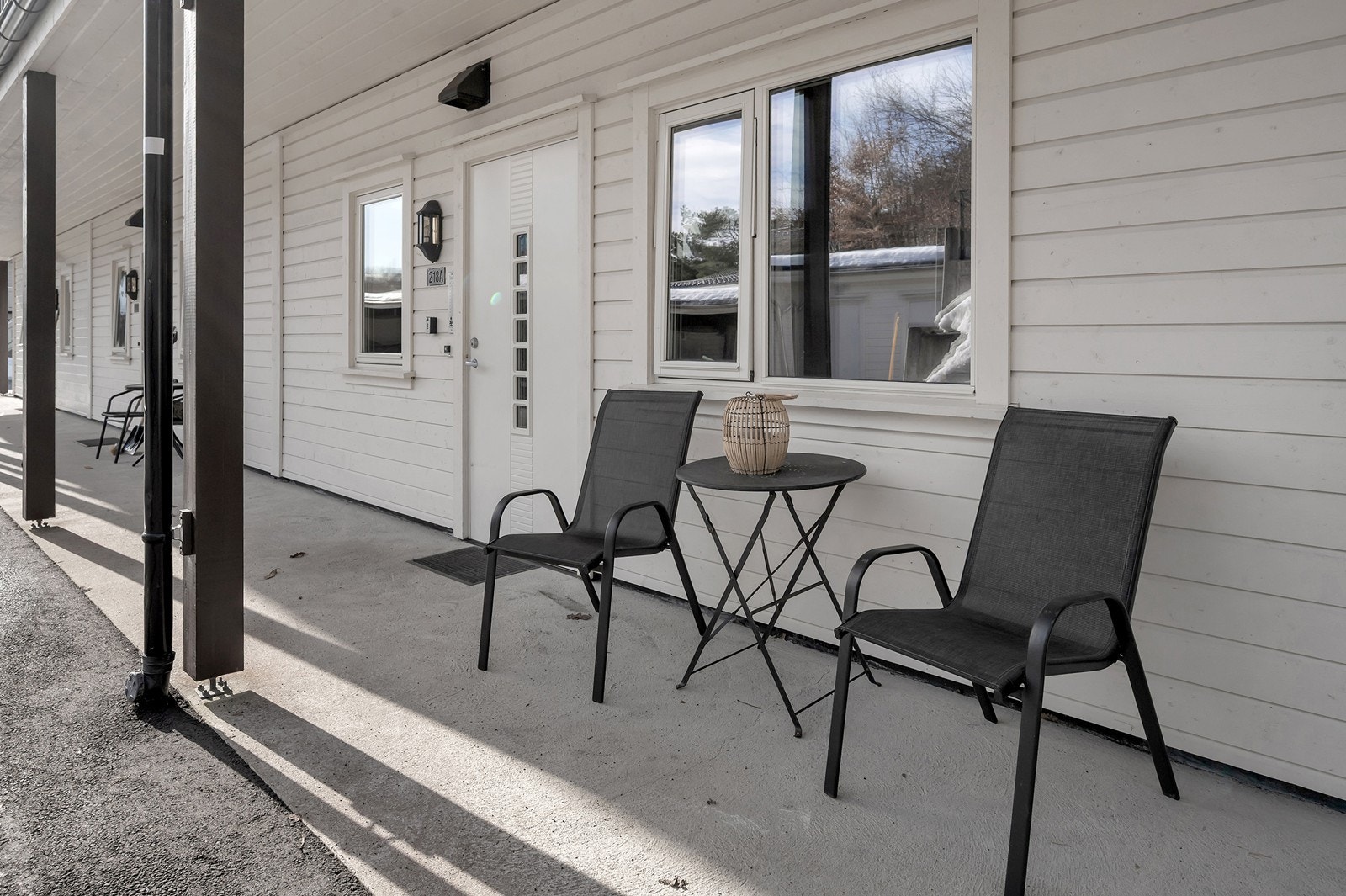 Det er uteplass ved inngangspartiet Galleribilde