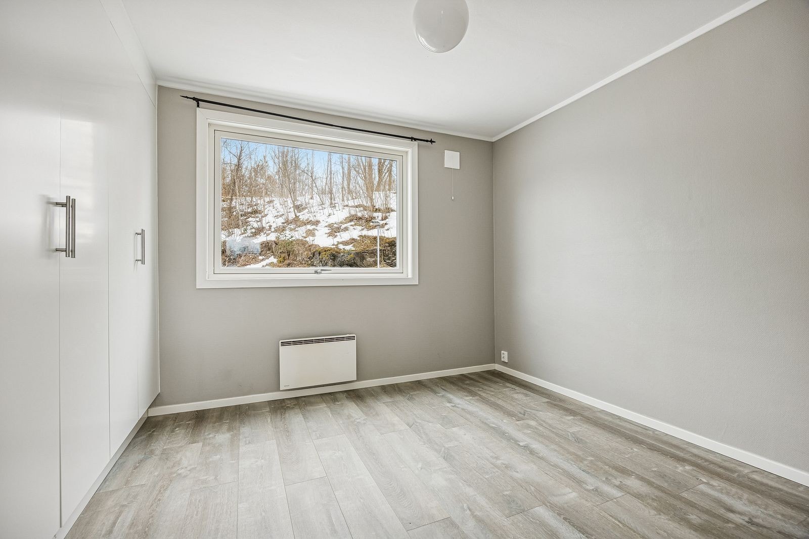 Romslig hovedsoverom med garderobe Galleribilde