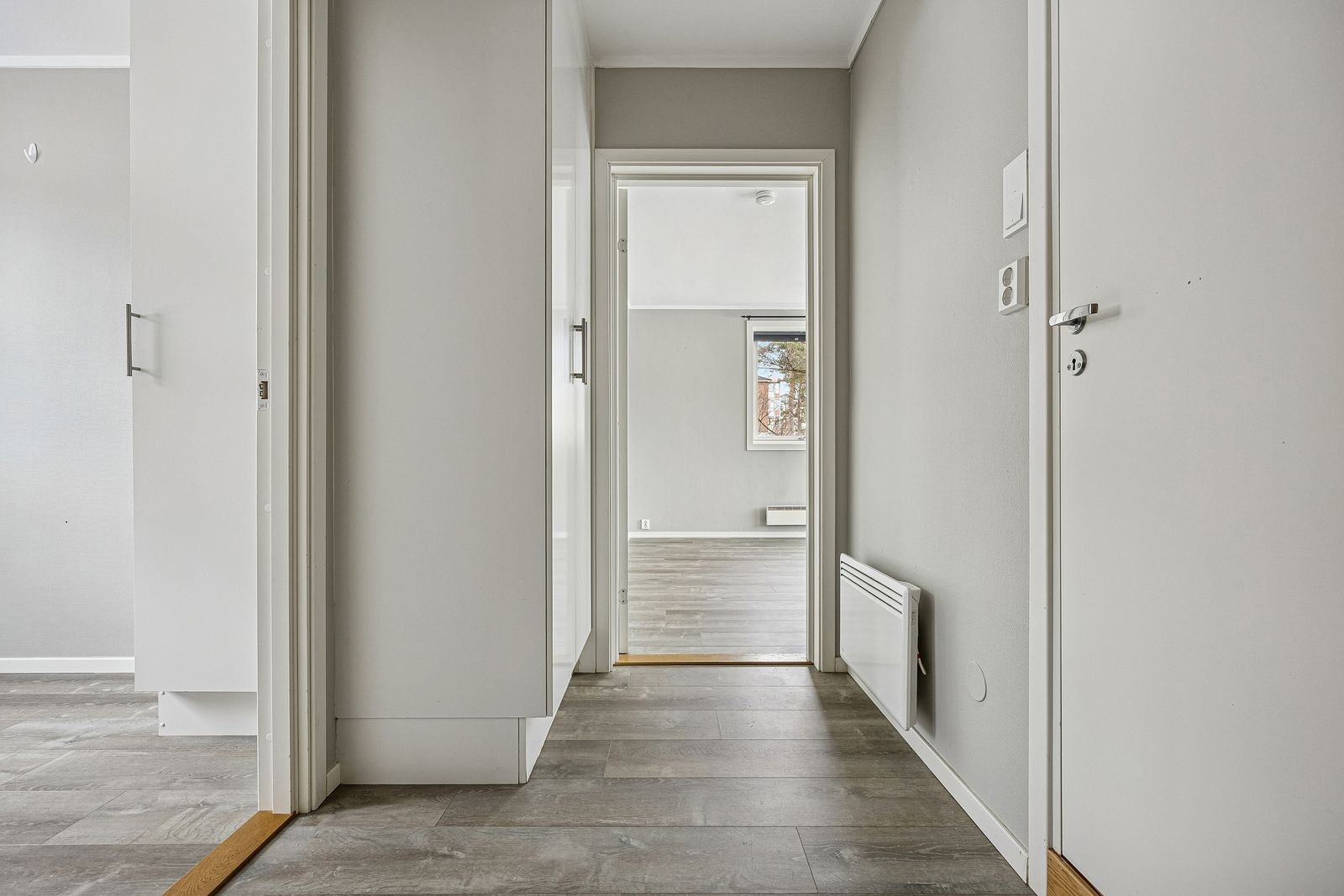 Gang med plass til yttertøy og sko Galleribilde