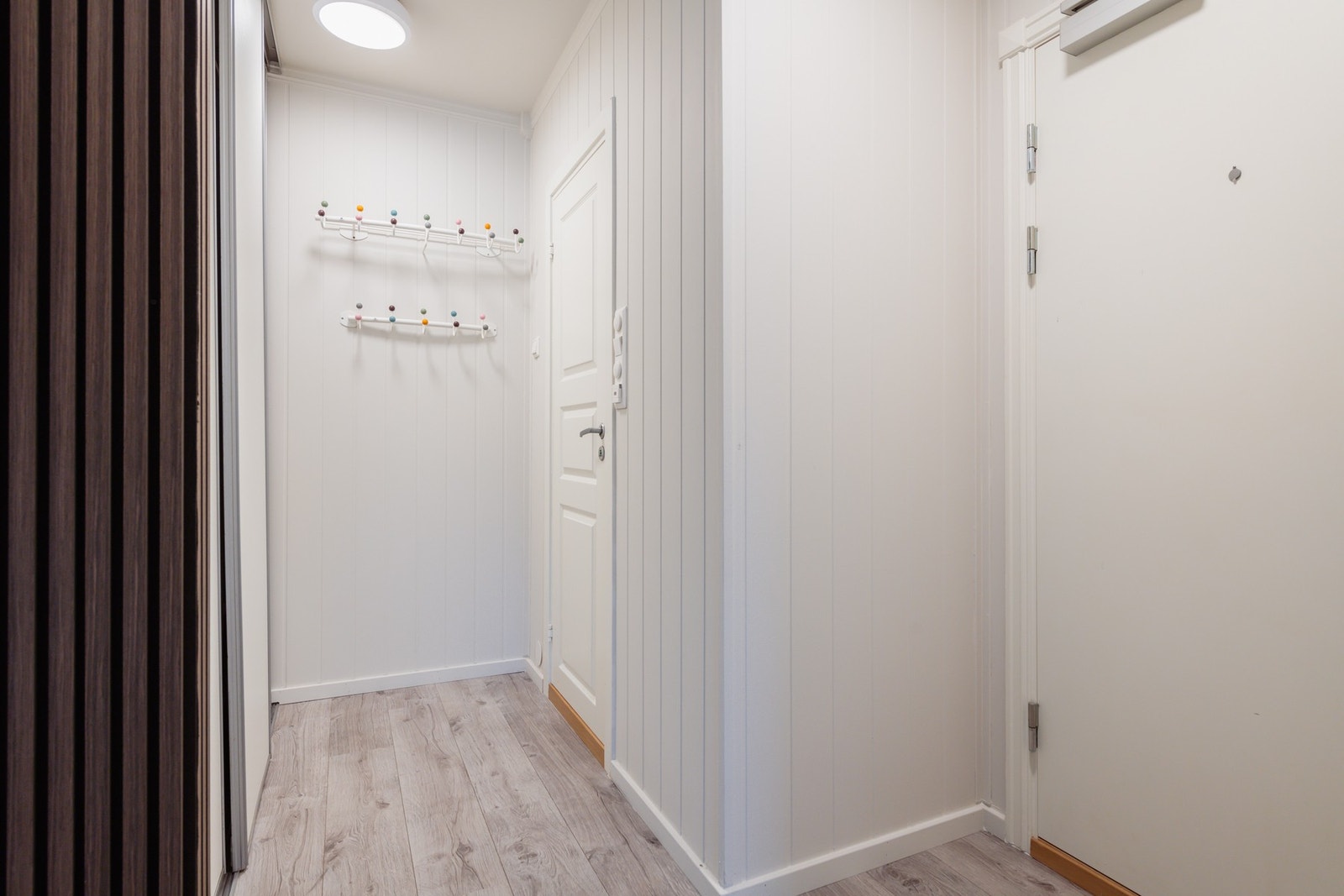 Praktisk gang med skyvedørsgarderobe Galleribilde