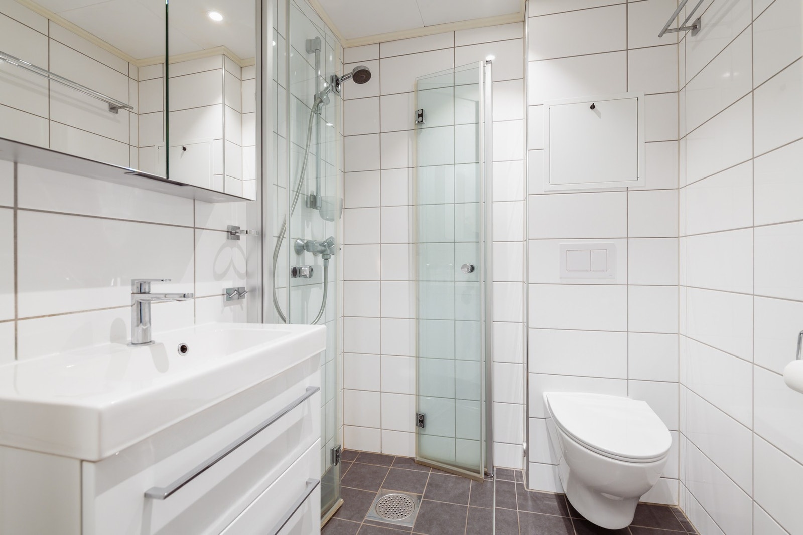 Fra gangen er det adkomst til pent bad med opplegg for vaskemaskin Galleribilde