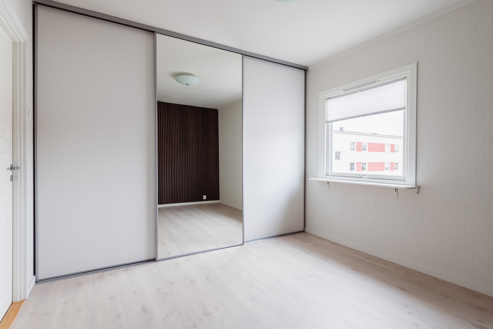 Dette rommet har også skyvedørsgarderobe Galleribilde