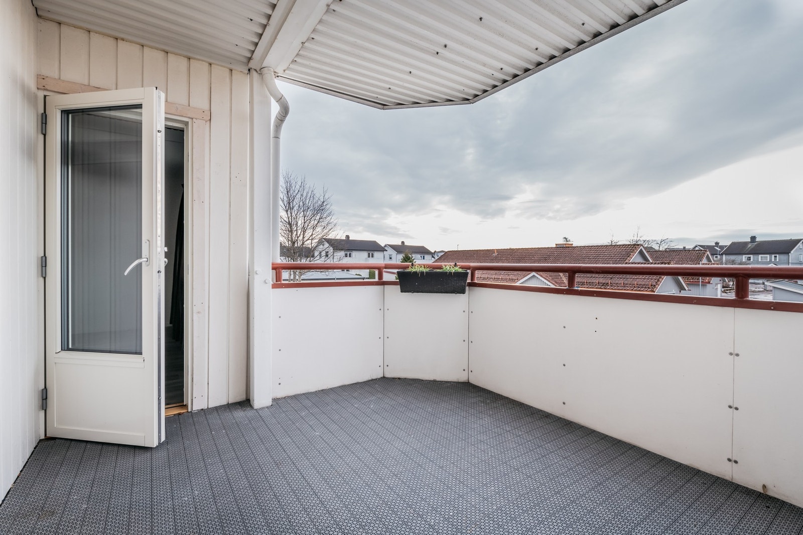 Leiligheten ligger i 2. etasje med stor solrik balkong Galleribilde