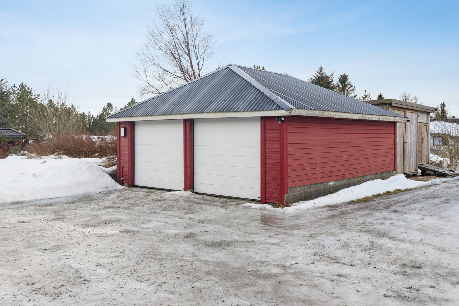Dobbelgarasje med bod i bakkant Galleribilde