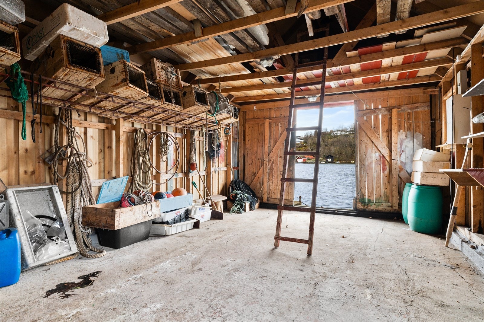 God plass til båt, fiskeutstyr og alt du trenger for et aktivt liv ved sjøen. Galleribilde