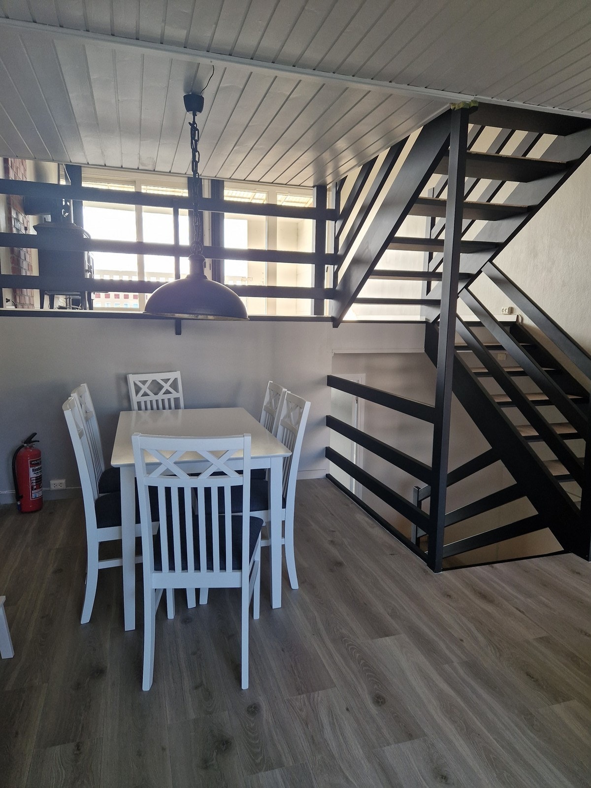 Rett utenfor kjøkkenet er det plass til en hyggelig spiseplass Galleribilde