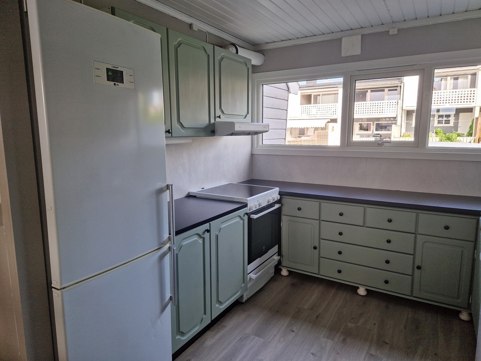 Hvitevarer som komfyr, oppvaskmaskin og kjøleskap medfølger Galleribilde