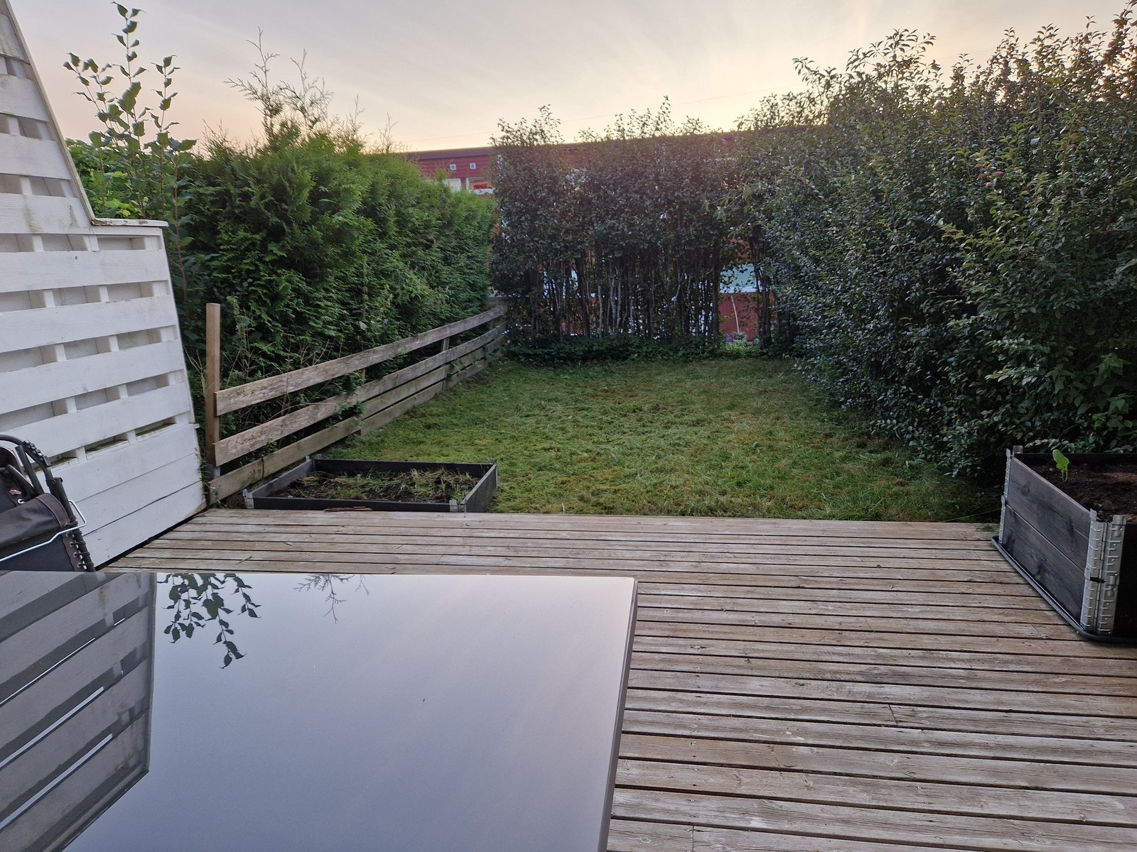 Fra terrassen er det skjermet og en flott plass for å nyte sene sommerkvelder Galleribilde