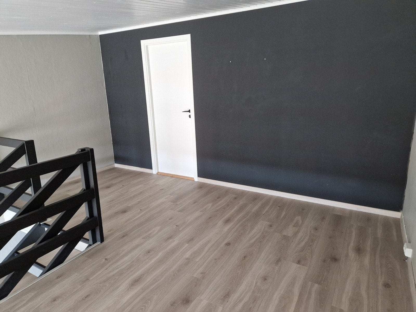 Boligen er på 4 plan - og stuen strekker seg over to plan Galleribilde